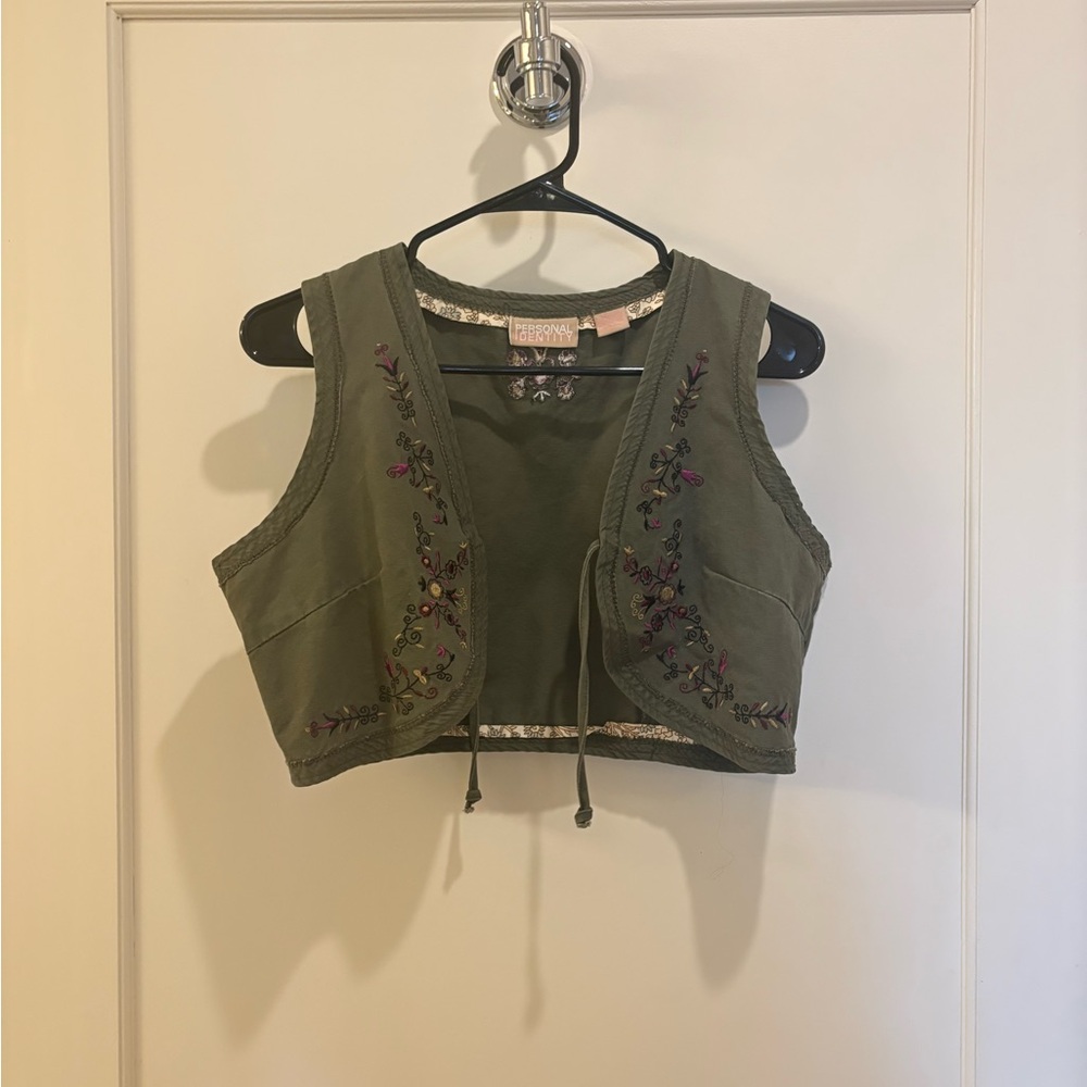 Personal Identity - Floral Vest 💐

Vintage embroidered vest ✨
